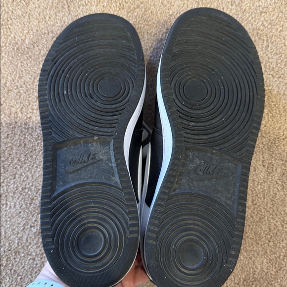 Nike Black and White Women's Sneakers - Picture 4 of 4